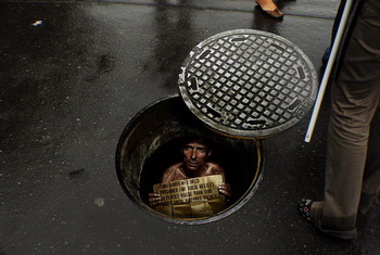 Read more about the article Amnesty International Manhole Ad