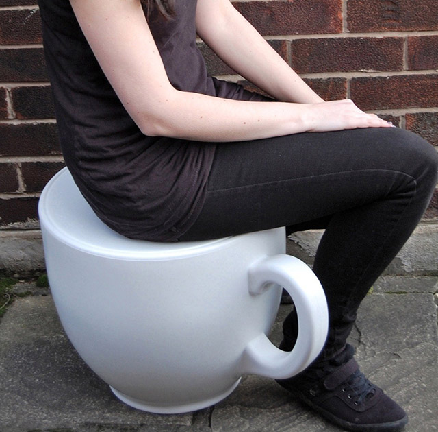 Read more about the article This Tea Cup Stool is Inspired By Alice in Wonderland