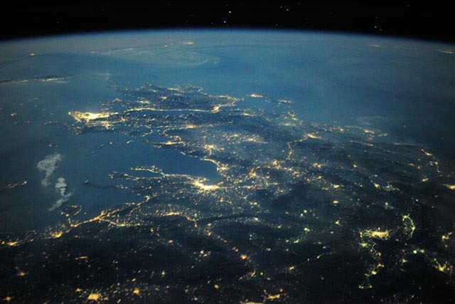 Read more about the article Astronaut Tweets Pictures of Earth Taken From Space