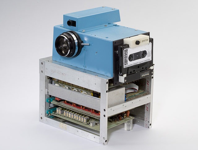 Read more about the article The World’s First Digital Camera From Kodak
