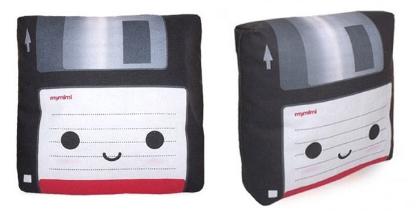 Read more about the article Mini Floppy Disk Pillow