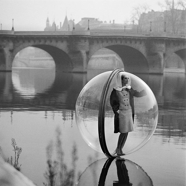 Read more about the article Retro Photography Featuring Models “Floating” in Plastic Bubbles