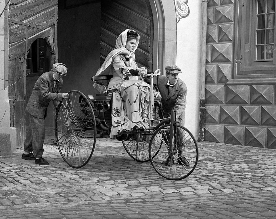 Read more about the article Bertha Benz Driving the Benz Patent-Motorwagen