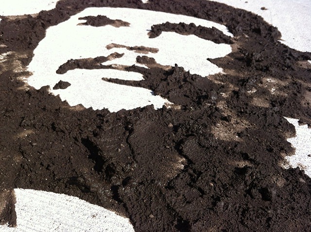 Read more about the article Ephemeral Che Street Art Made With Mud