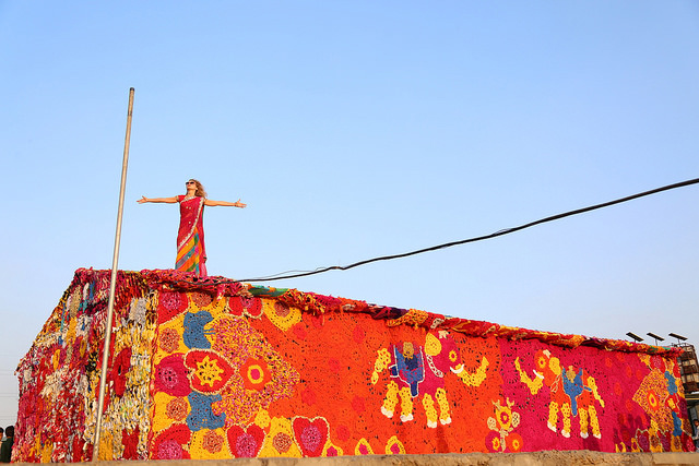 Read more about the article Olek Beautifies Homeless Shelter with Colorful Crocheted Yarn