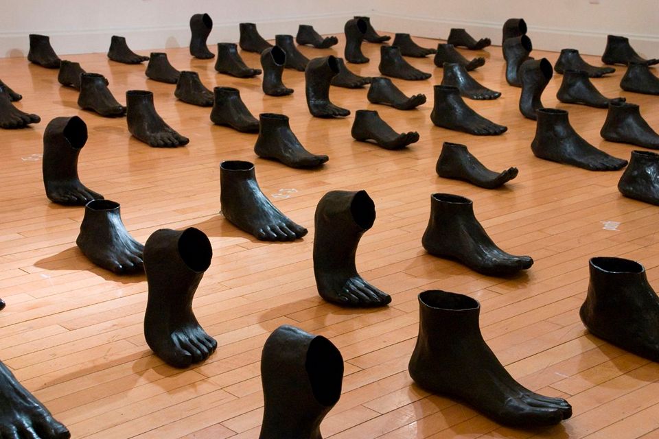 Read more about the article Poignant Art Installation With 101 Ceramic Feet Is An Anti-Memorial For The Partition of India in 1947